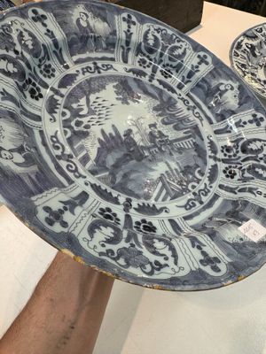 Three blue and white Dutch Delft chinoiserie dishes, late 17th C. — photo 29