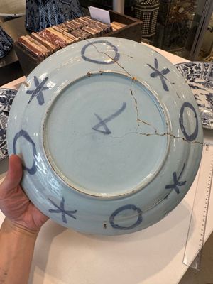 Three blue and white Dutch Delft chinoiserie dishes, late 17th C. — photo 30