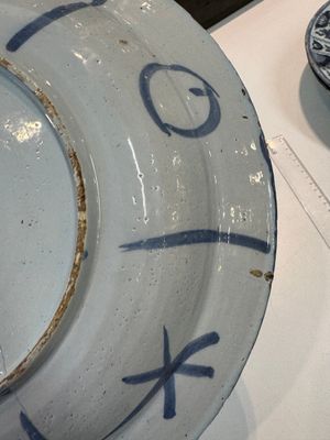 Three blue and white Dutch Delft chinoiserie dishes, late 17th C. — photo 6