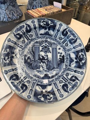 Three blue and white Dutch Delft chinoiserie dishes, late 17th C. — photo 1