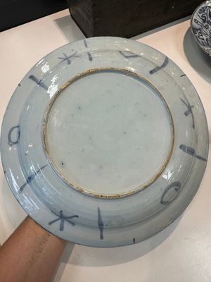 Three blue and white Dutch Delft chinoiserie dishes, late 17th C. — photo 18