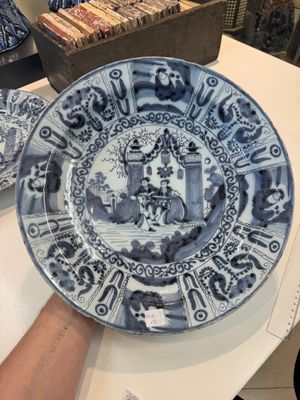 Three blue and white Dutch Delft chinoiserie dishes, late 17th C. — photo 24