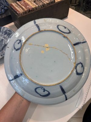 Three blue and white Dutch Delft chinoiserie dishes, late 17th C. — photo 25