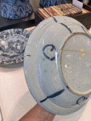 Three blue and white Dutch Delft chinoiserie dishes, late 17th C. — photo 26