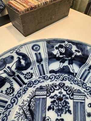 Three blue and white Dutch Delft chinoiserie dishes, late 17th C. — photo 3