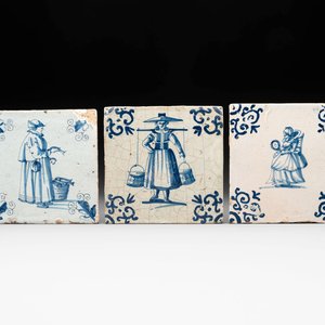 Three blue and white Dutch Delft 'ladies' tiles, 17th C. — foto 1