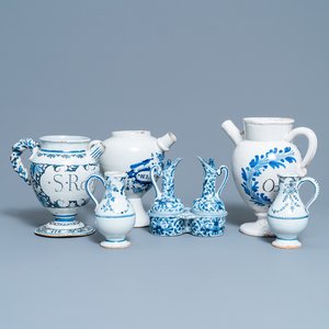 Three blue and white Dutch Delft, Nevers and Rouen wet drug jars and four jugs, 17/18th C. — 照片 1