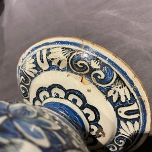 Three blue and white Dutch Delft, Nevers and Rouen wet drug jars and four jugs, 17/18th C. — 照片 14