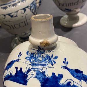 Three blue and white Dutch Delft, Nevers and Rouen wet drug jars and four jugs, 17/18th C. — 照片 20