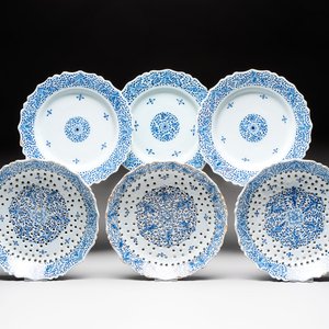 Three blue and white Dutch Delft strawberry strainers on stands, 18th C. — photo 1
