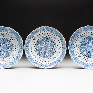 Three blue and white Dutch Delft strawberry strainers on stands, 18th C. — photo 4