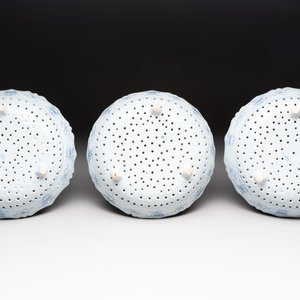 Three blue and white Dutch Delft strawberry strainers on stands, 18th C. — photo 5