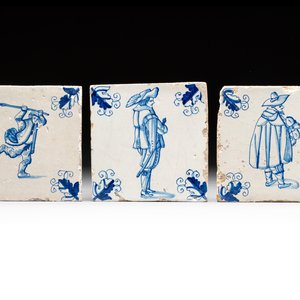 Three blue and white Dutch Delft tiles with oak leaf corners, 17th C. — photo 1