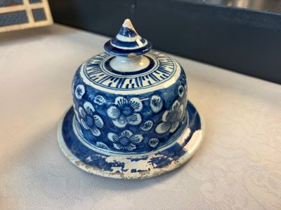Three blue and white Dutch Delft vases and covers with dragons on a flowery ground — photo 2