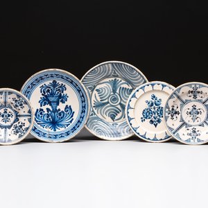 Three blue and white Spanish pottery plates, a dish and a tazza with floral design, Talavera, 19th C. — 照片 1