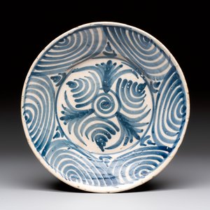 Three blue and white Spanish pottery plates, a dish and a tazza with floral design, Talavera, 19th C. — 照片 2