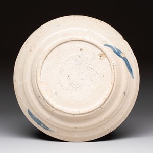 Three blue and white Spanish pottery plates, a dish and a tazza with floral design, Talavera, 19th C. — 照片 3