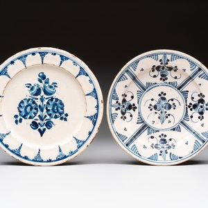 Three blue and white Spanish pottery plates, a dish and a tazza with floral design, Talavera, 19th C. — 照片 4