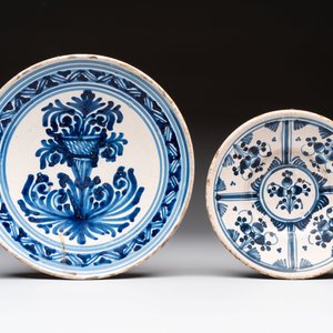 Three blue and white Spanish pottery plates, a dish and a tazza with floral design, Talavera, 19th C. — 照片 6