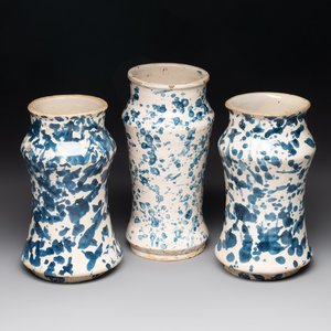 Three blue and white splash-glazed albarelli, Spain, 17th C. — photo 1