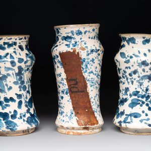 Three blue and white splash-glazed albarelli, Spain, 17th C. — photo 3