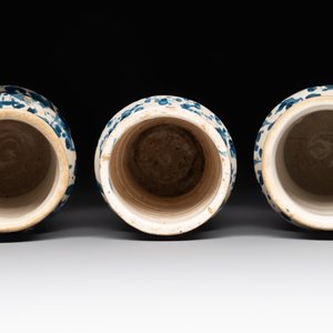 Three blue and white splash-glazed albarelli, Spain, 17th C. — photo 4