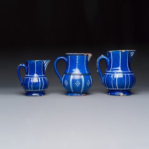 Three blue-ground faience jugs, probably Saint-Omer, North of France, 18/19th C. — 照片 4