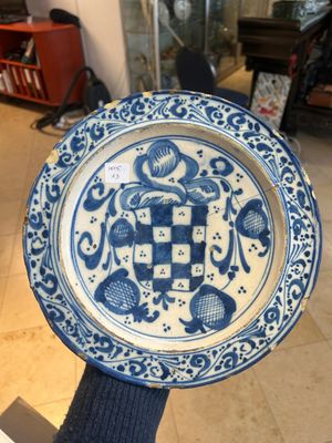 Three blue, white and iron-red Talavera pottery dishes, Spain, 17th C. — photo 11