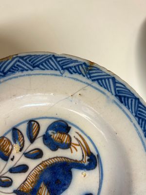Three blue, white and iron-red Talavera pottery dishes, Spain, 17th C. — photo 2
