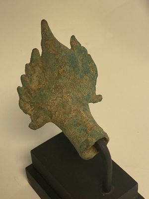Three bronze Khmer palanquin hooks, a bell and a dagger, Angkor Wat periode, Thailand, 12th C. — 照片 17