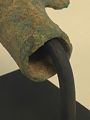 Three bronze Khmer palanquin hooks, a bell and a dagger, Angkor Wat periode, Thailand, 12th C. — 照片 19