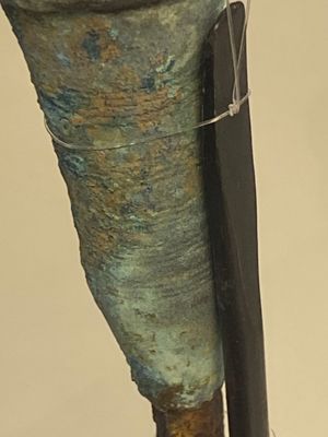 Three bronze Khmer palanquin hooks, a bell and a dagger, Angkor Wat periode, Thailand, 12th C. — 照片 30