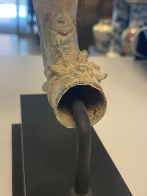 Three bronze Khmer palanquin hooks, a bell and a dagger, Angkor Wat periode, Thailand, 12th C. — 照片 6