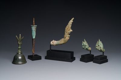 Three bronze Khmer palanquin hooks, a bell and a dagger, Angkor Wat periode, Thailand, 12th C.