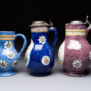 Three Brussels faience jugs, two with pewter mounts, 19/20th C. — foto 2