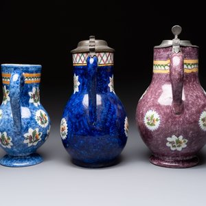 Three Brussels faience jugs, two with pewter mounts, 19/20th C. — foto 3