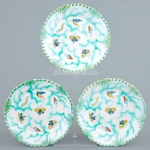 Three Brussels faience plates with butterflies and caterpillars, 18/19th C. — 照片 1