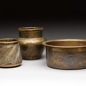 Three 'calligraphic' brass vessels, Qajar, 19/20th C. — foto 1