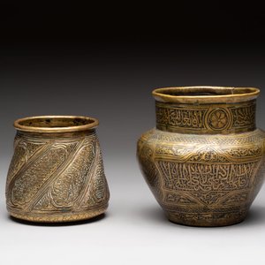 Three 'calligraphic' brass vessels, Qajar, 19/20th C. — foto 2