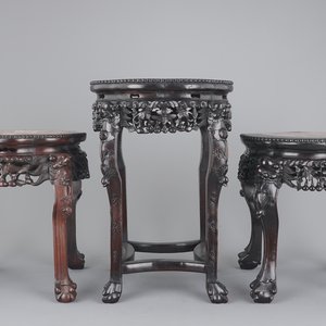 Three carved Chinese wood marble top vase stands, 19/20th C. — 照片 1