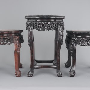 Three carved Chinese wood marble top vase stands, 19/20th C. — 照片 2