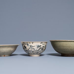 Three Chinese and Vietnamese blue and white bowls, Ming — 照片 3