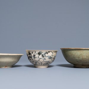 Three Chinese and Vietnamese blue and white bowls, Ming — 照片 5