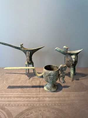 Three Chinese archaic bronze wine vessels, Zhou or later — photo 1
