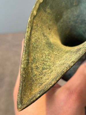 Three Chinese archaic bronze wine vessels, Zhou or later — photo 11