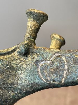 Three Chinese archaic bronze wine vessels, Zhou or later — photo 12