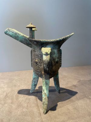 Three Chinese archaic bronze wine vessels, Zhou or later — photo 14