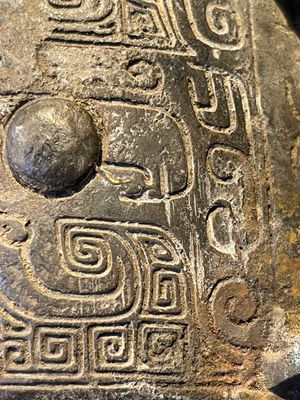 Three Chinese archaic bronze wine vessels, Zhou or later — photo 17
