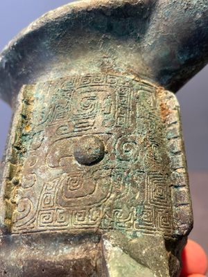Three Chinese archaic bronze wine vessels, Zhou or later — photo 18