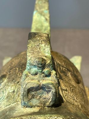 Three Chinese archaic bronze wine vessels, Zhou or later — photo 20